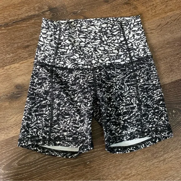 Lululemon womens black white printed biker shorts 4 5” - Picture 5 of 7